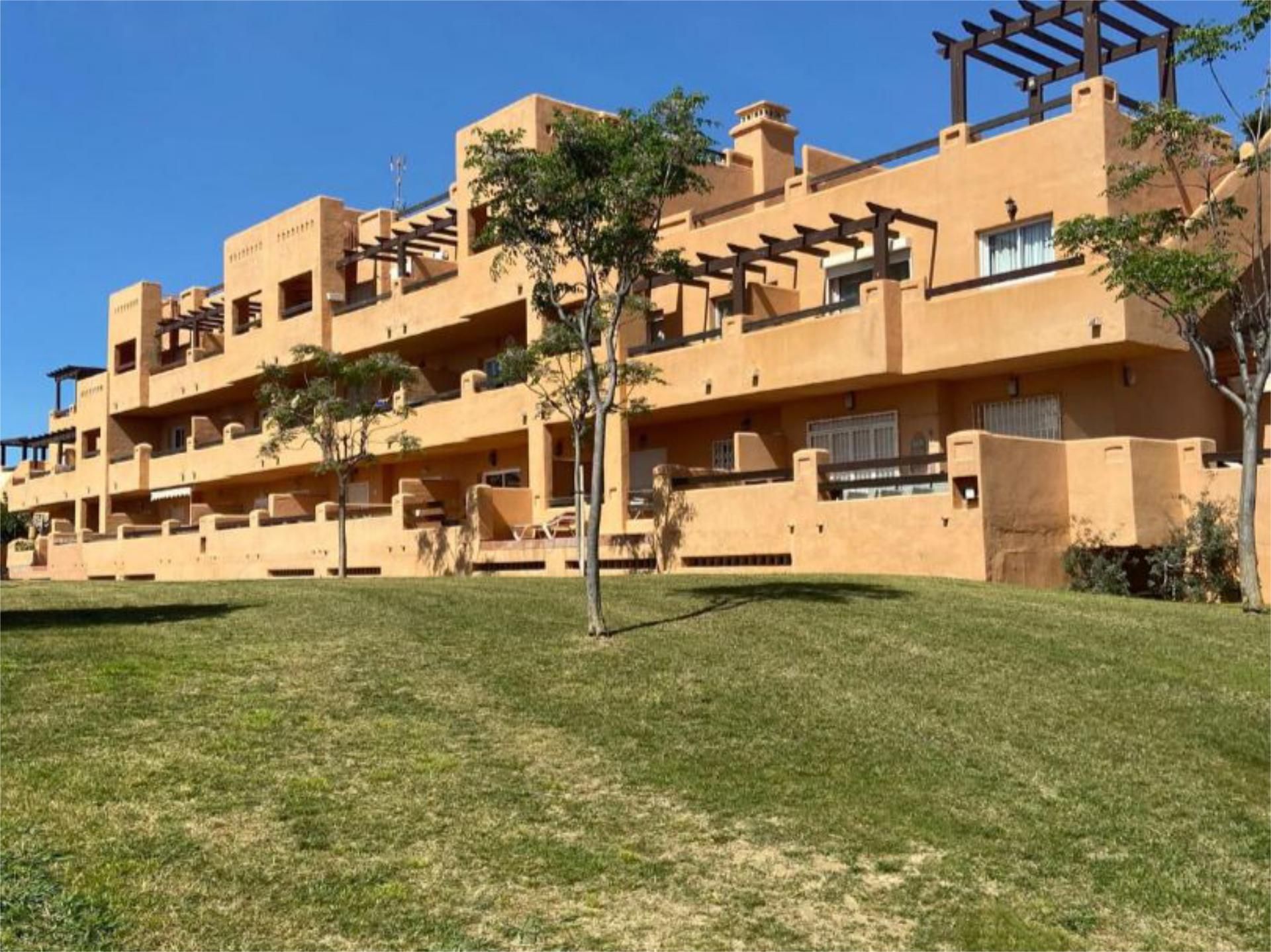 Vista exterior de Pis en venda en Casares amb Aire condicionat, Terrassa i Piscina