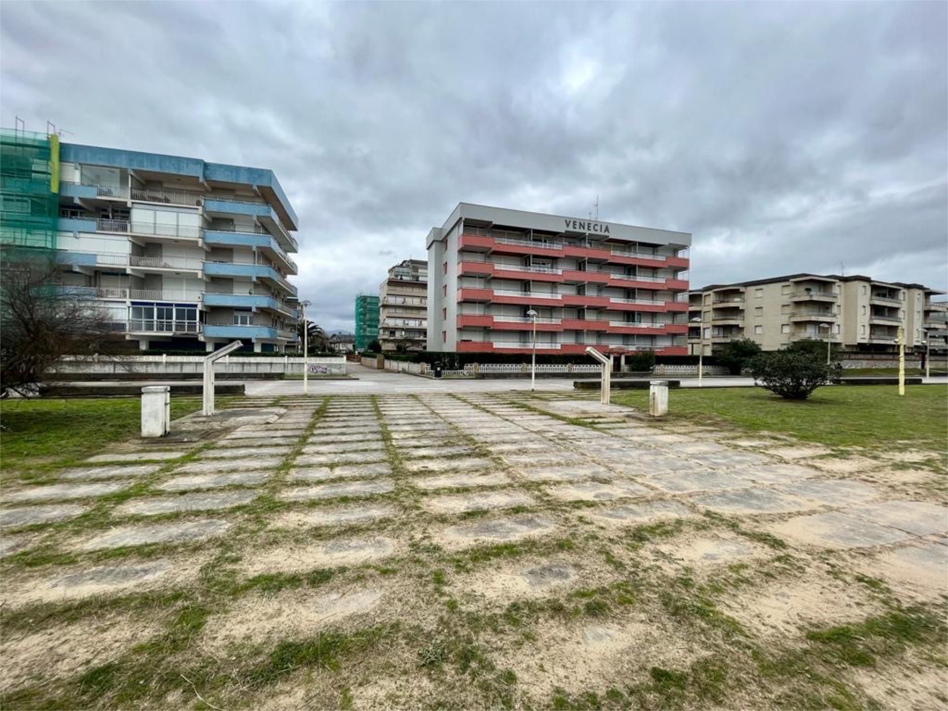 Vista exterior de Dúplex de lloguer en Laredo amb Jardí privat, Moblat i Balcó