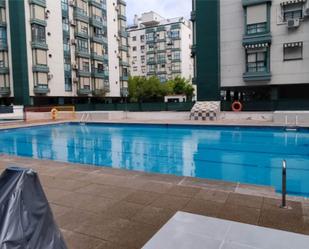 Swimming pool of Flat to share in  Madrid Capital  with Air Conditioner, Heating and Private garden