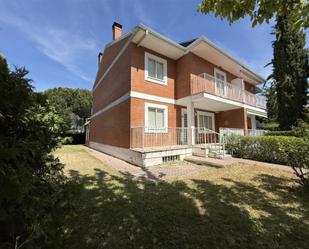Vista exterior de Casa o xalet en venda en Santa Marta de Tormes amb Terrassa i Balcó