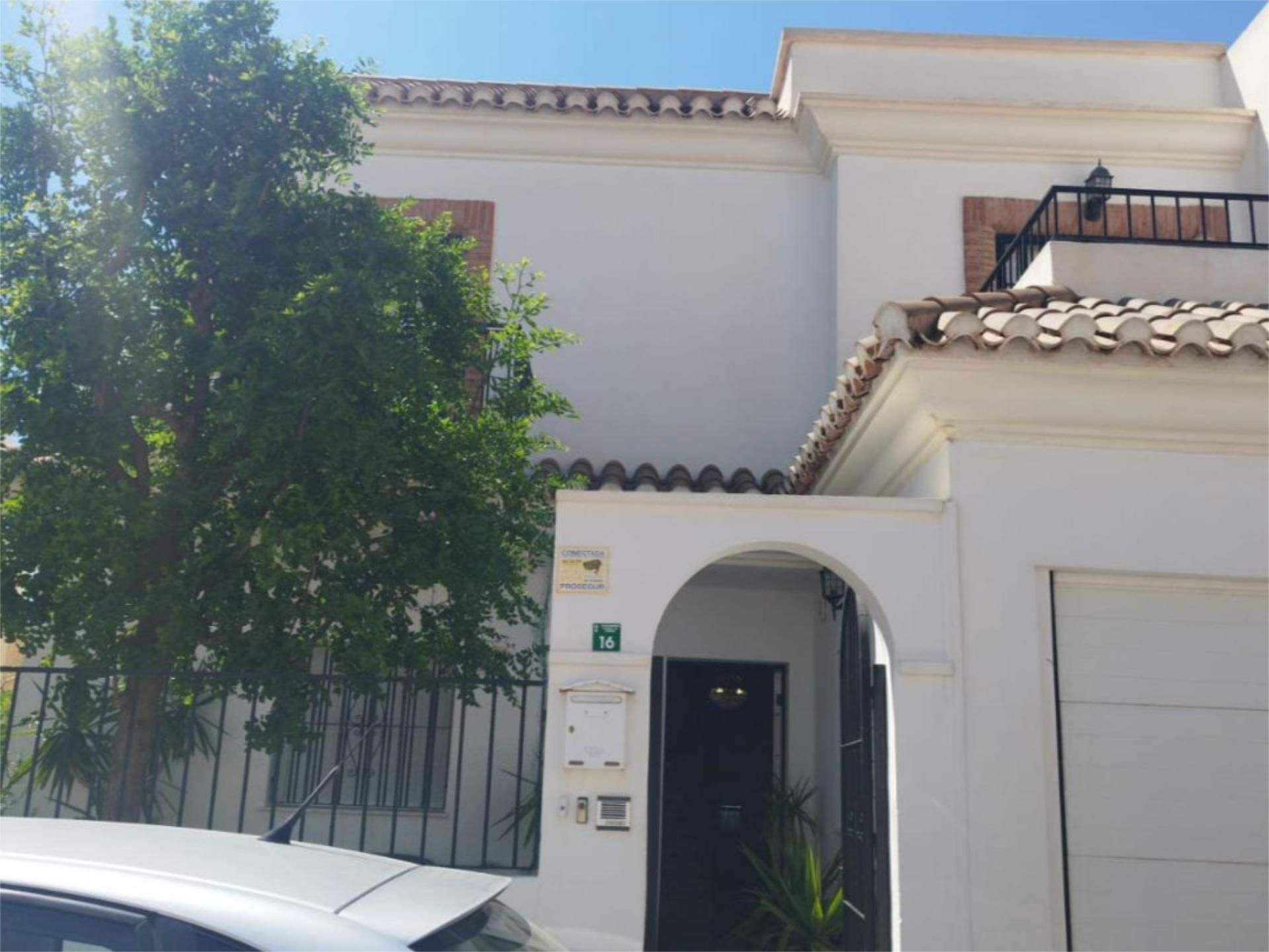 Vista exterior de Casa adosada en venda en Huércal de Almería amb Aire condicionat, Terrassa i Piscina