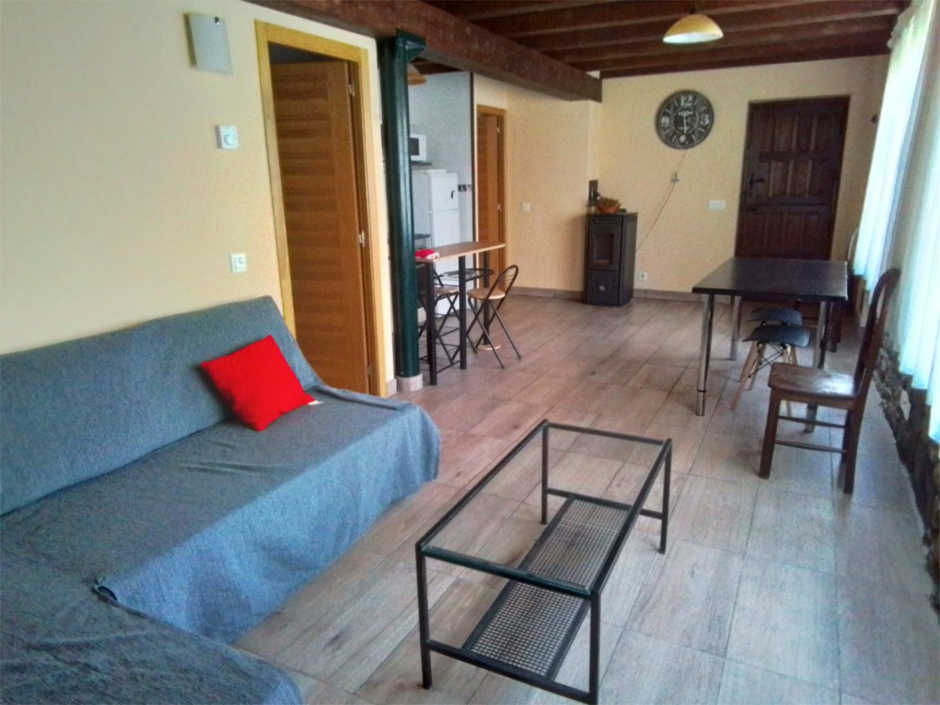 Wohnzimmer von Wohnungen miete in Puebla de Lillo mit Heizung, Privatgarten und Möbliert
