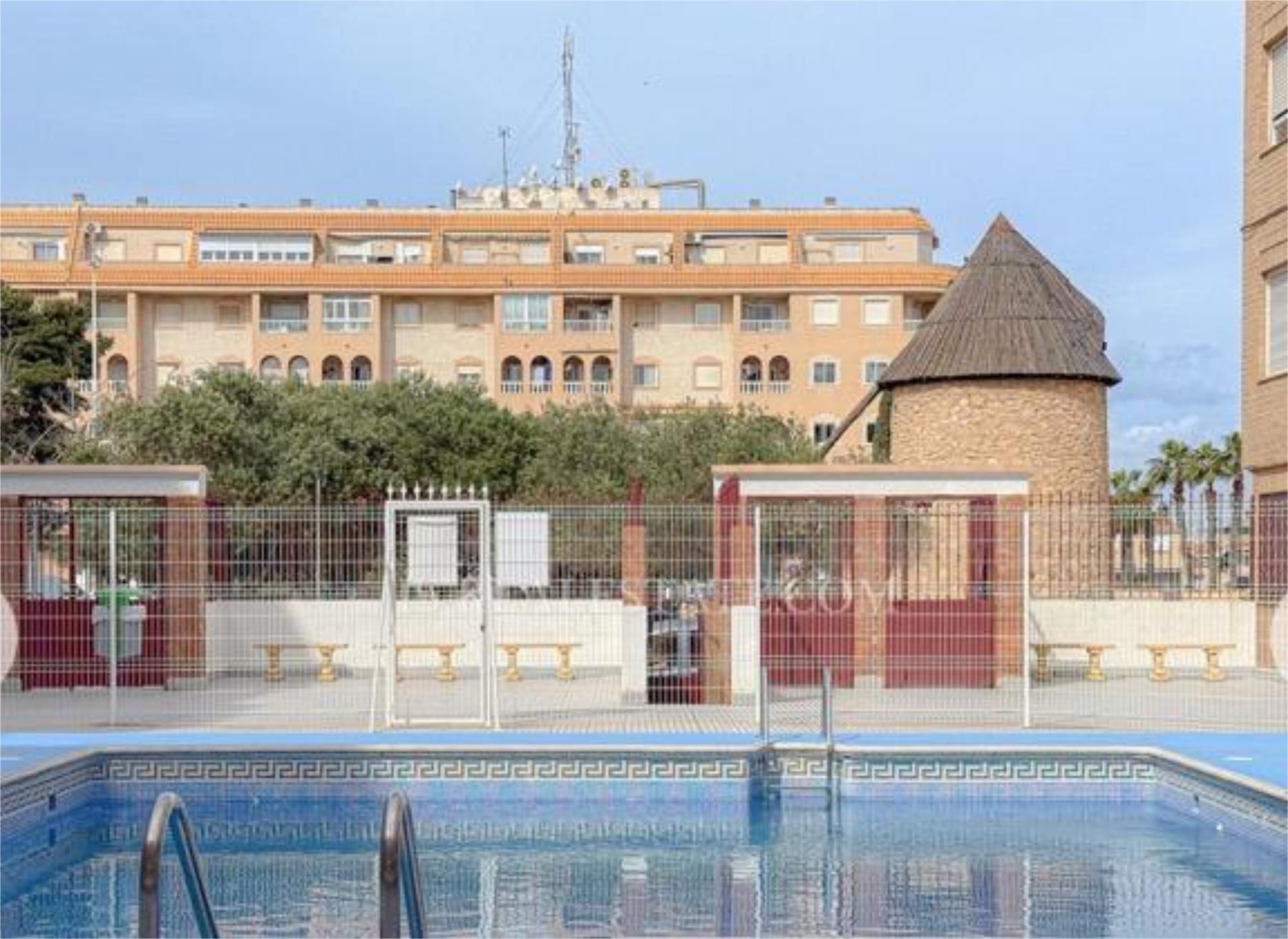 Piscina de Apartament en venda en Torrevieja amb Calefacció, Jardí privat i Piscina