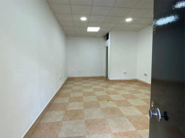 Local comercial en Alquiler en Calle Puerto de Envalira, 8 en Juan XXIII - Rochelambert