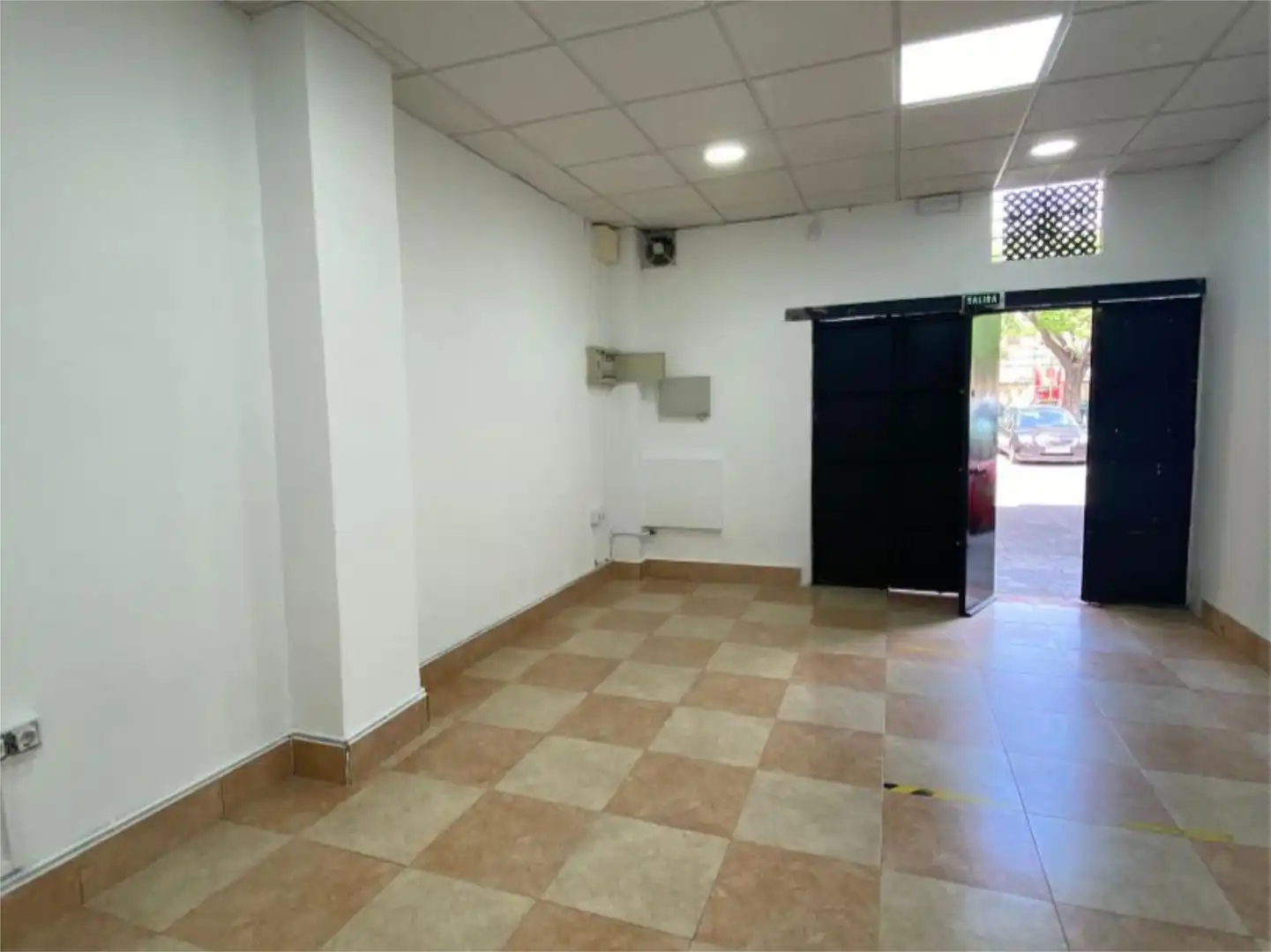 Commercial properties for rent in Calle Puerto de Envalira, 8, Juan XXIII - Rochelambert Commercial properties for rent in Sevilla