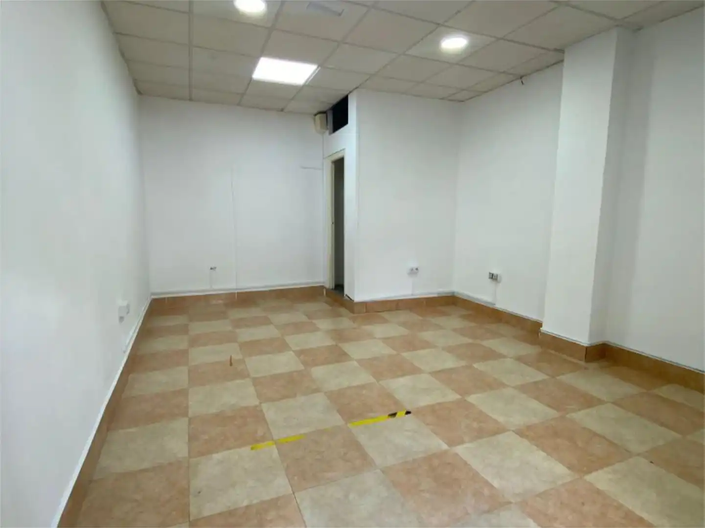 Commercial properties for rent in Calle Puerto de Envalira, 8, Juan XXIII - Rochelambert Commercial properties for rent in Sevilla