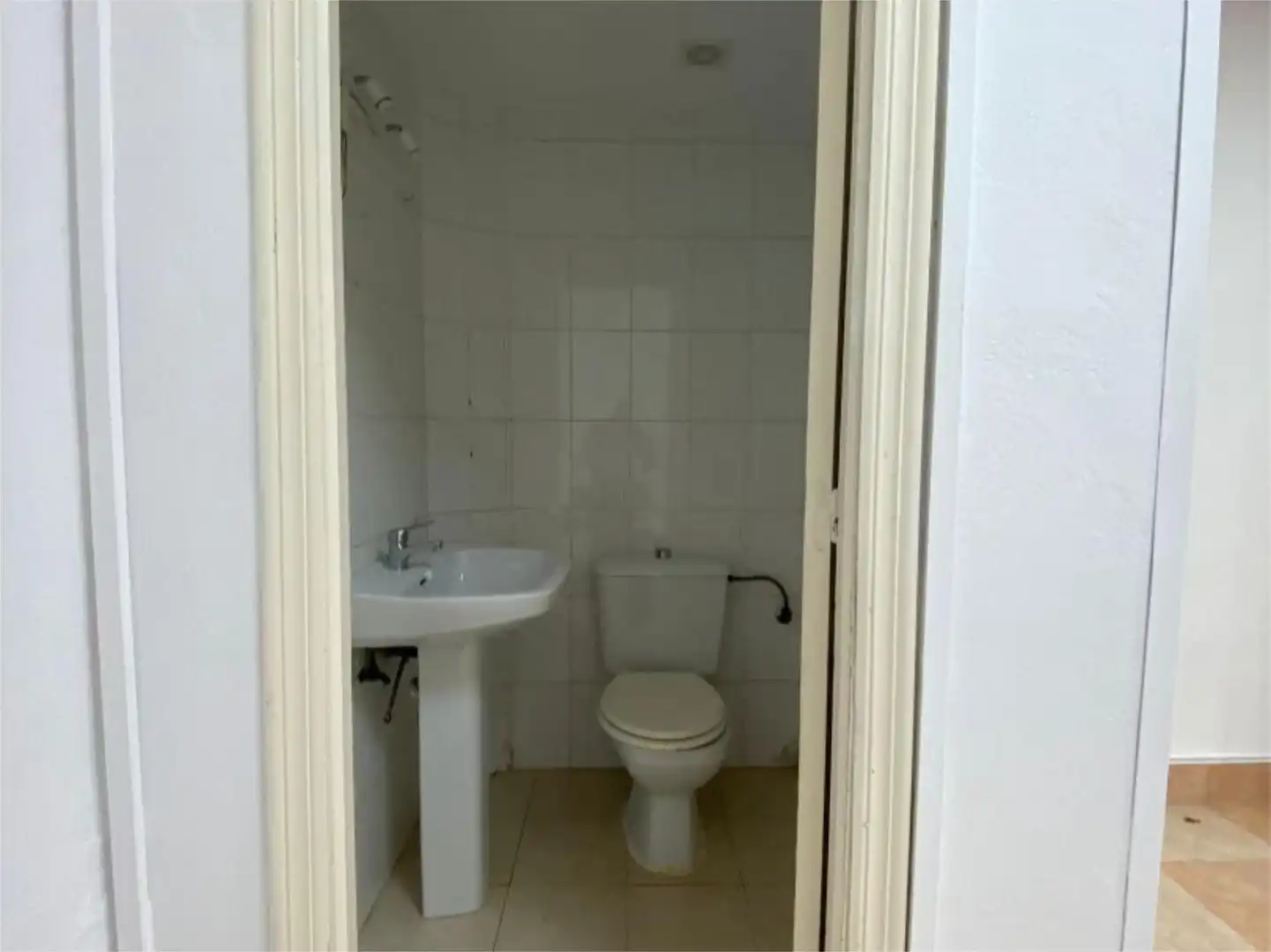 Commercial properties for rent in Calle Puerto de Envalira, 8, Juan XXIII - Rochelambert Bathroom of Commercial properties for rent in Sevilla