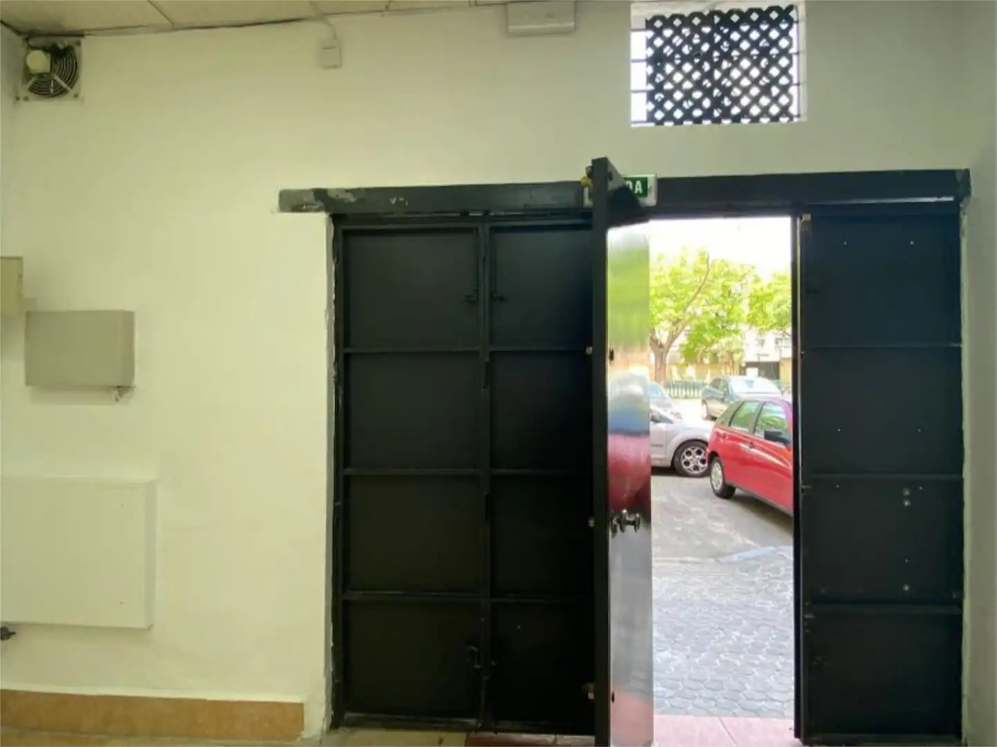 Commercial properties for rent in Calle Puerto de Envalira, 8, Juan XXIII - Rochelambert Commercial properties for rent in Sevilla