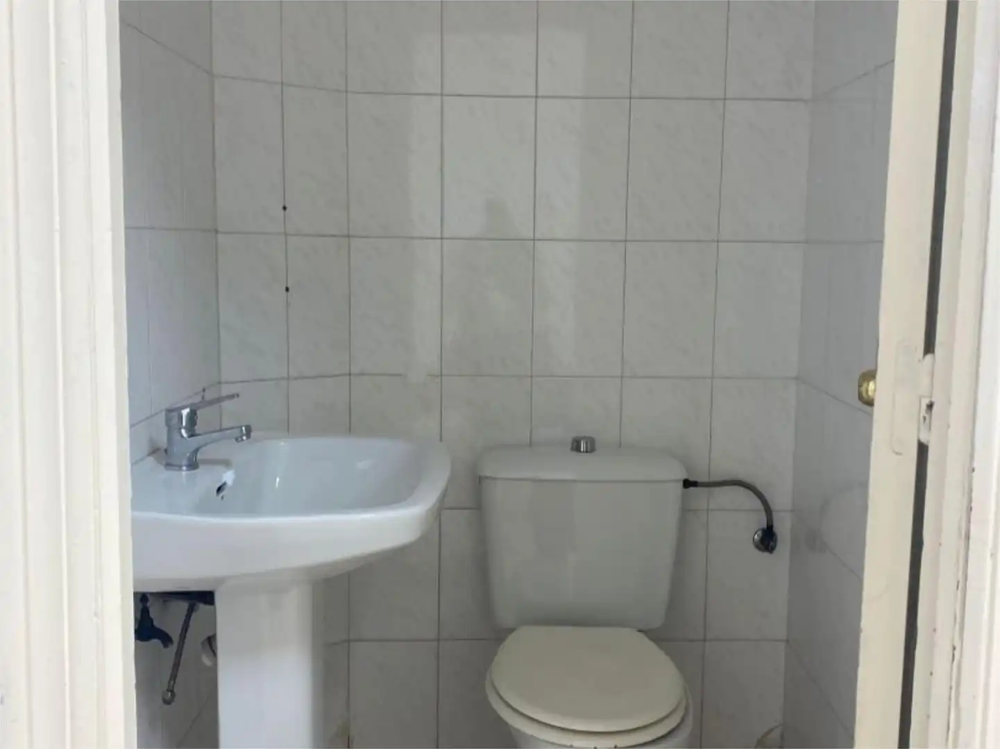 Commercial properties for rent in Calle Puerto de Envalira, 8, Juan XXIII - Rochelambert Bathroom of Commercial properties for rent in Sevilla