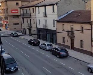 Vista exterior de Pis de lloguer en Sabiñánigo amb Calefacció, Traster i Moblat