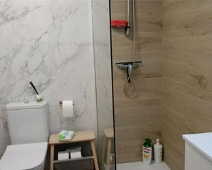 Bathroom of Flat to rent in  Madrid Capital  with Air Conditioner and Swimming Pool
