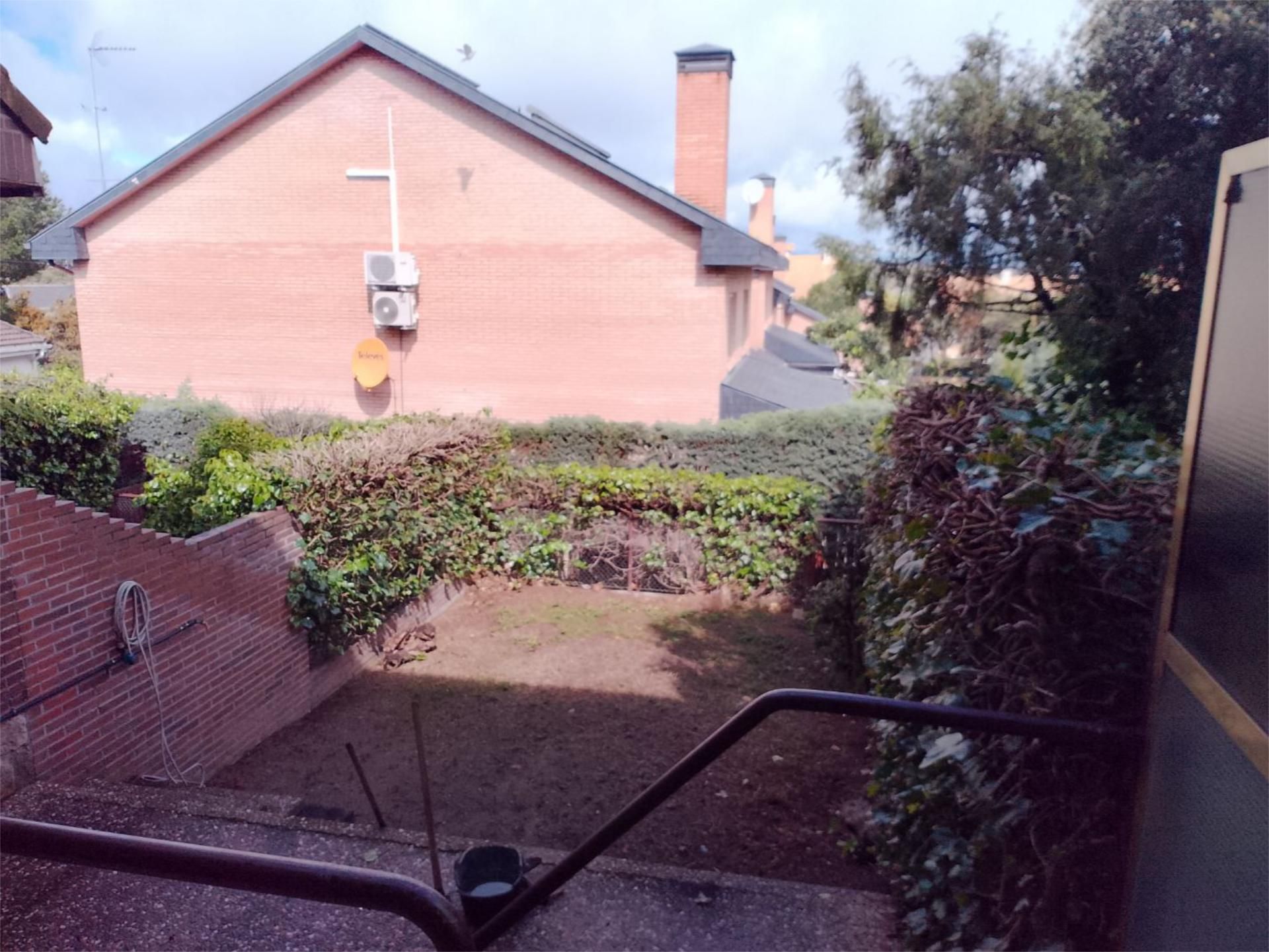 Jardí de Casa adosada de lloguer en Galapagar amb Terrassa, Piscina i Balcó