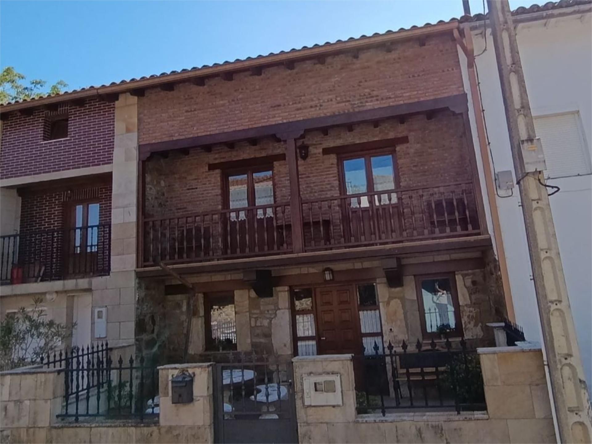 Vista exterior de Casa adosada en venda en Ampuero amb Aire condicionat, Terrassa i Balcó