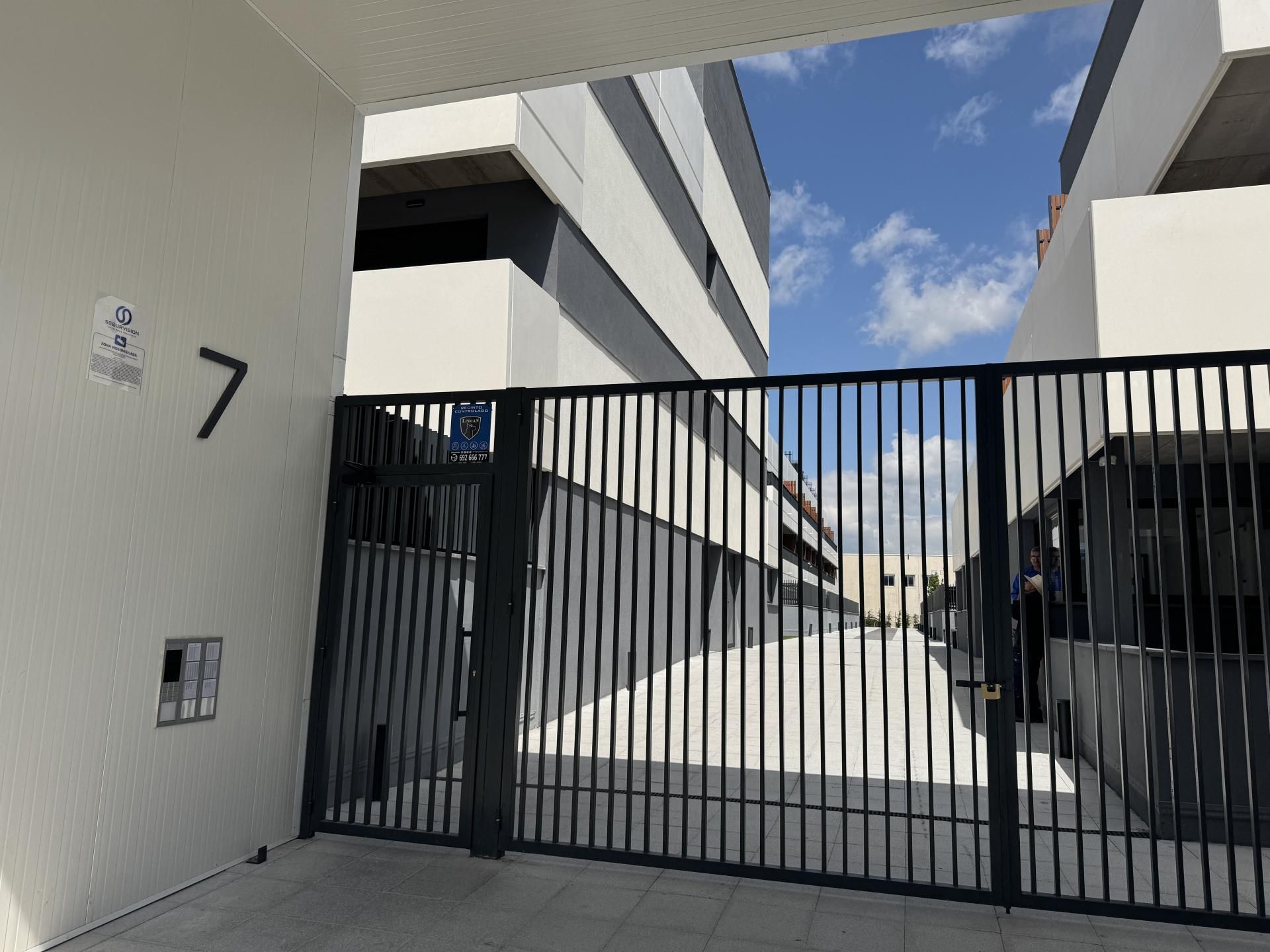 Vista exterior de Loft en venda en San Sebastián de los Reyes amb Aire condicionat, Terrassa i Piscina