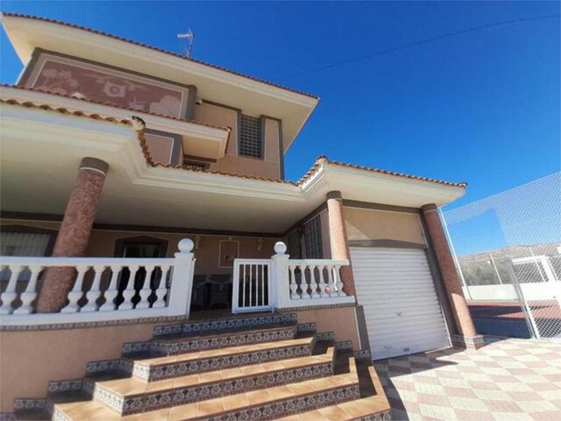 Vista exterior de Casa adosada en venda en San Vicente del Raspeig / Sant Vicent del Raspeig amb Calefacció, Jardí privat i Terrassa