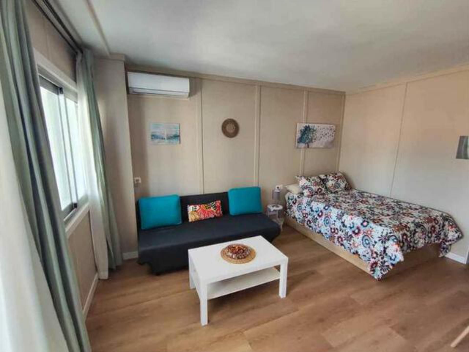Dormitori de Apartament de lloguer en Torremolinos amb Calefacció, Piscina i Moblat