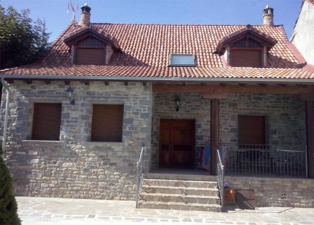 Casa-chalet en Venta en Calle Endina Larrés, 5 en Sabiñánigo Centro - Aurín