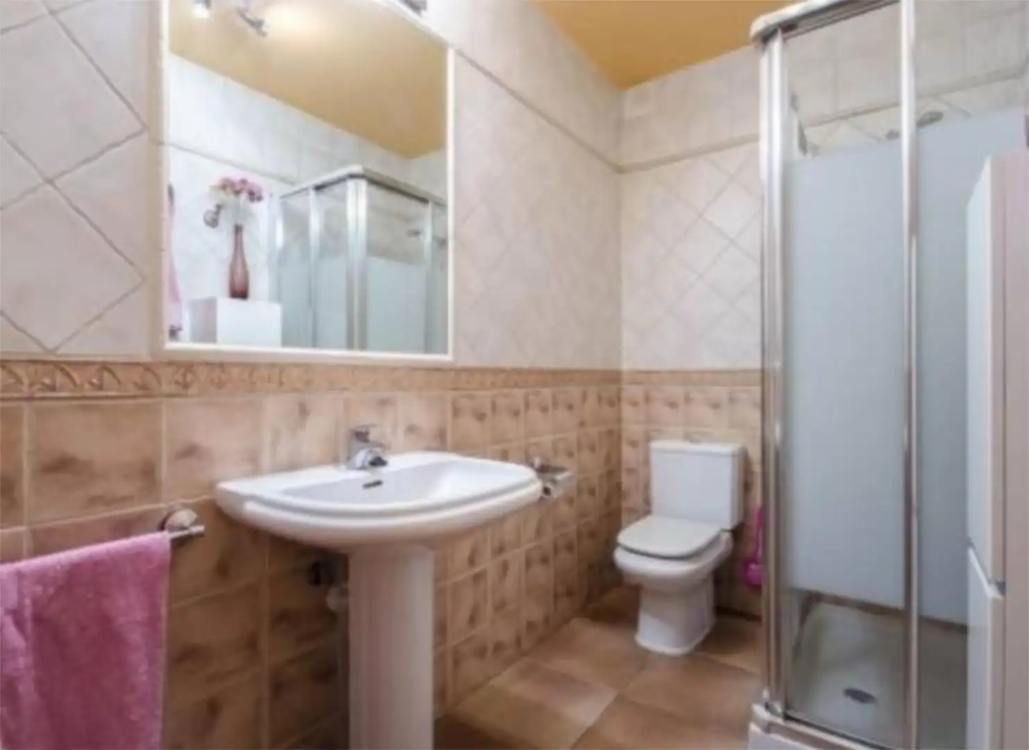 Houses for sale in Calle Endina Larrés, 5, Sabiñánigo Bathroom of Houses for sale in Sabiñánigo with Air Conditioner, Terrace and Balcony
