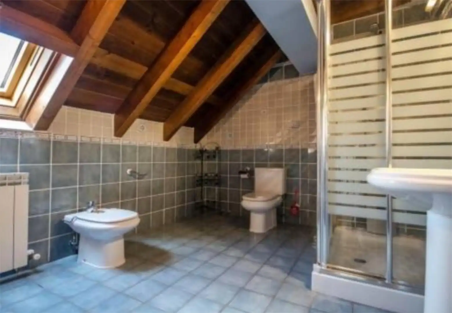 Houses for sale in Calle Endina Larrés, 5, Sabiñánigo Bathroom of Houses for sale in Sabiñánigo with Air Conditioner, Terrace and Balcony