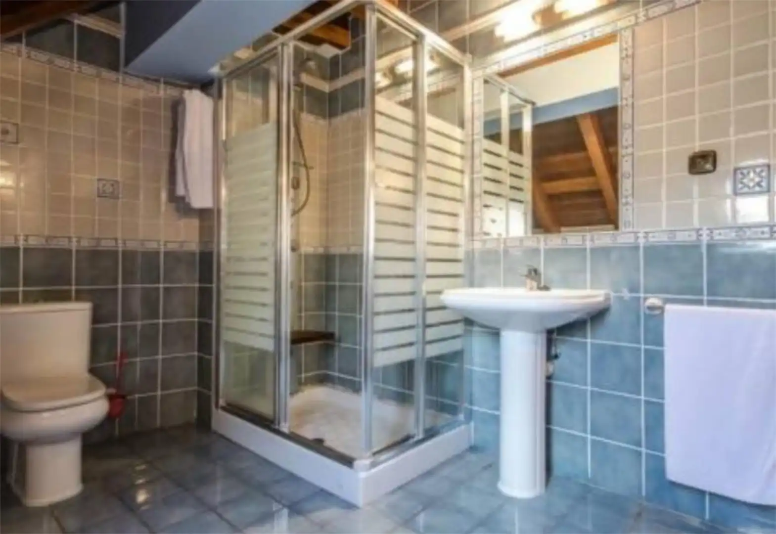 Houses for sale in Calle Endina Larrés, 5, Sabiñánigo Bathroom of Houses for sale in Sabiñánigo with Air Conditioner, Terrace and Balcony