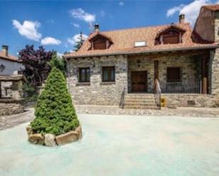 Vista exterior de Casa adosada en venda en Sabiñánigo amb Jardí privat, Terrassa i Moblat