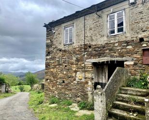 Vista exterior de Finca rústica en venda en Villanueva de Oscos amb Jardí privat