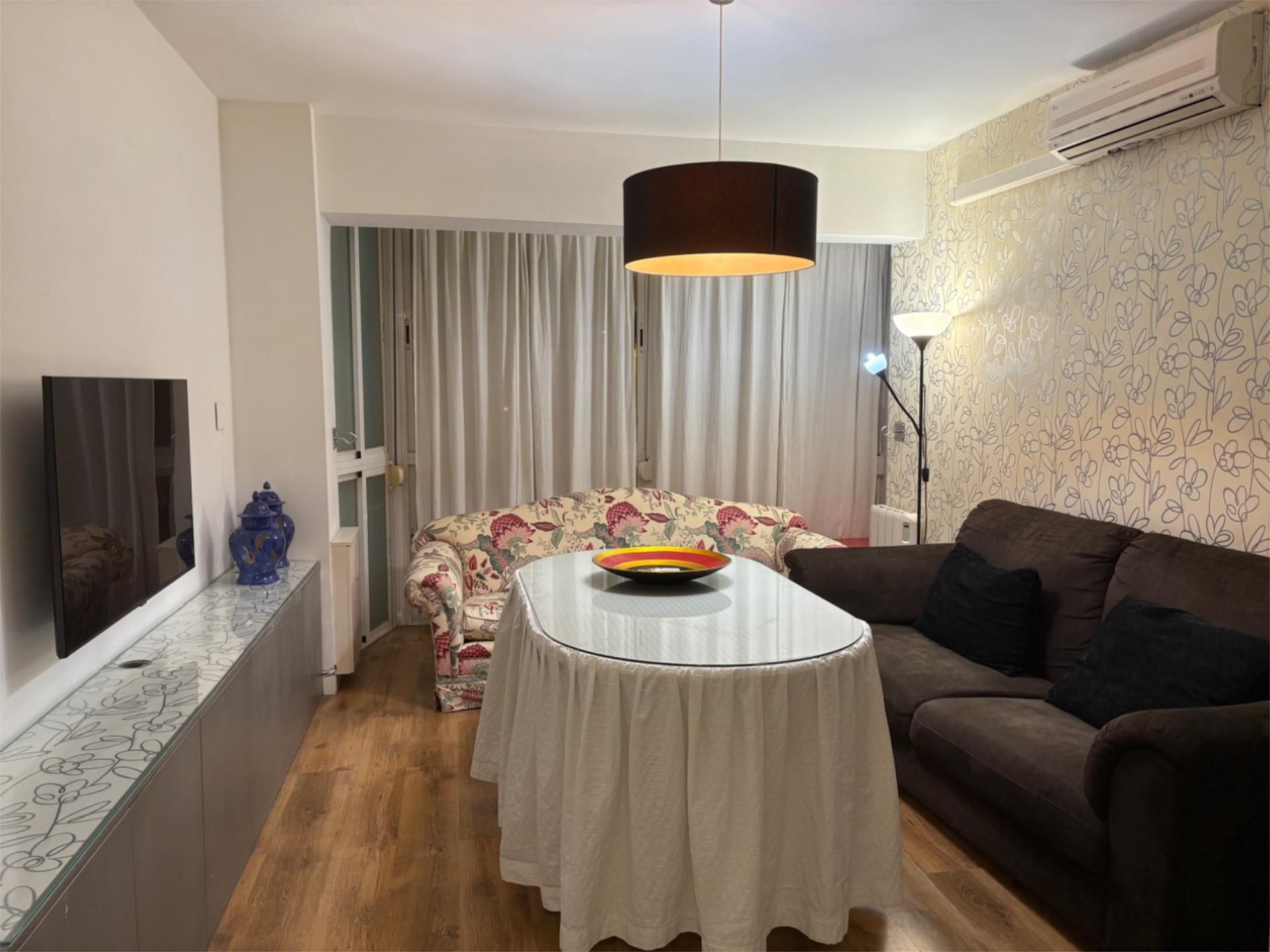 Living room of Flat to rent in  Granada Capital  with Air Conditioner, Heating and Parquet flooring