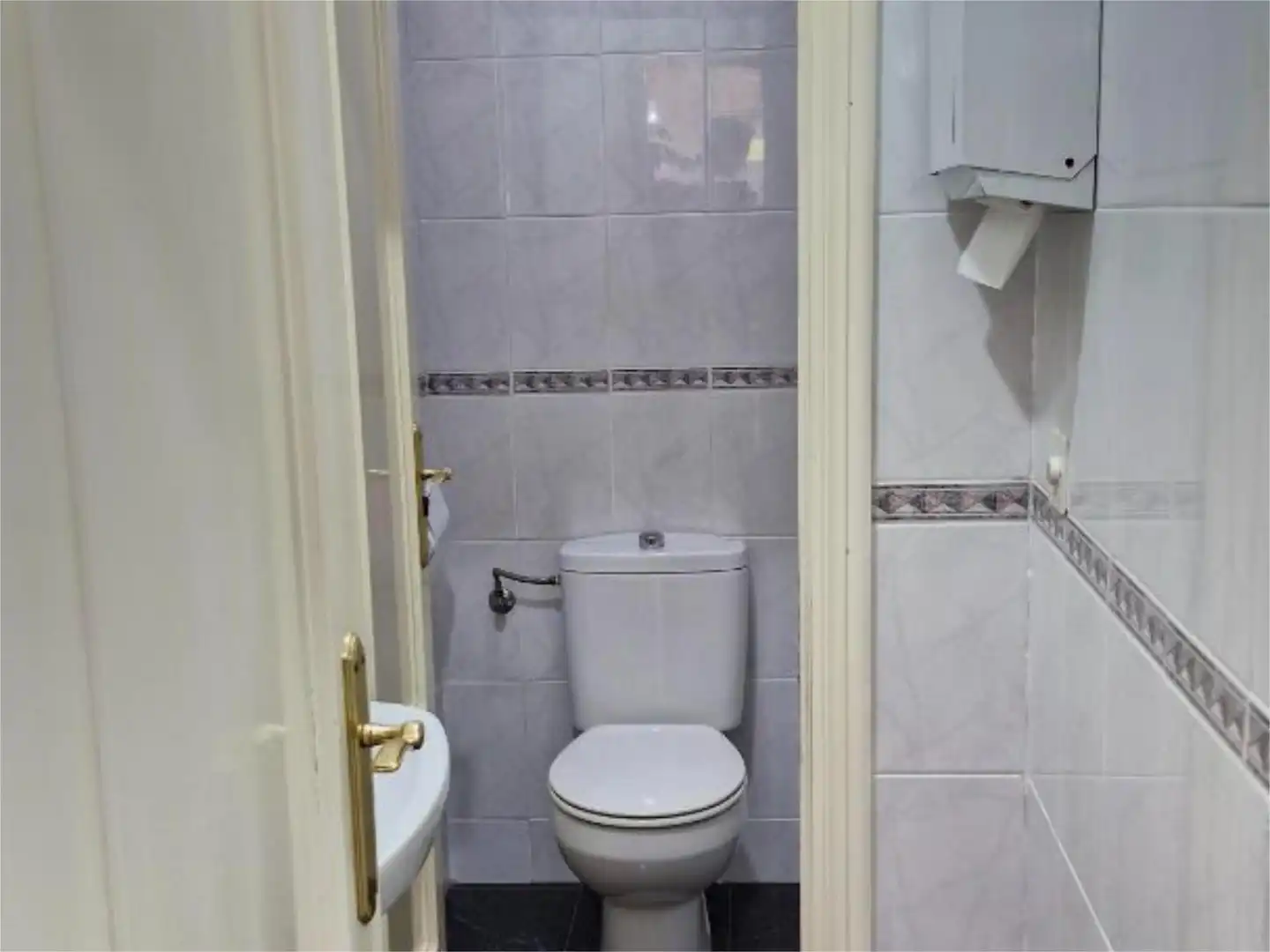 Bathroom of Commercial properties for sale in Oviedo   with Air Conditioner, Heating and Furnished