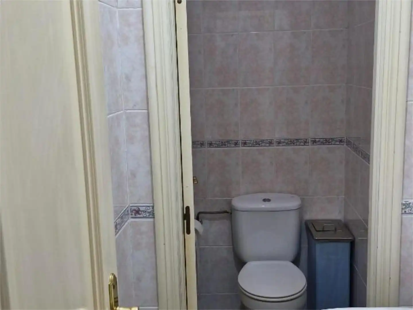 Bathroom of Commercial properties for sale in Oviedo   with Air Conditioner, Heating and Furnished