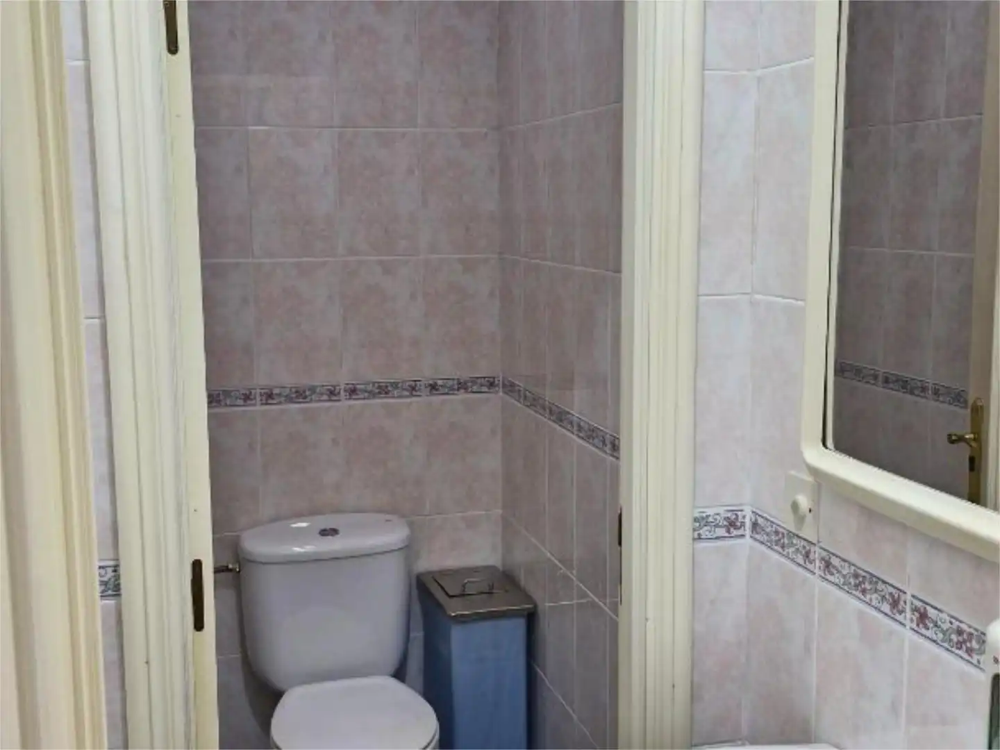 Bathroom of Commercial properties for sale in Oviedo   with Air Conditioner, Heating and Furnished