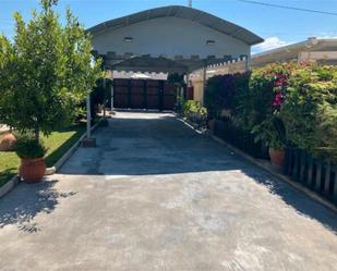 Aparcament de Casa adosada en venda en San Vicente del Raspeig / Sant Vicent del Raspeig amb Calefacció, Jardí privat i Terrassa