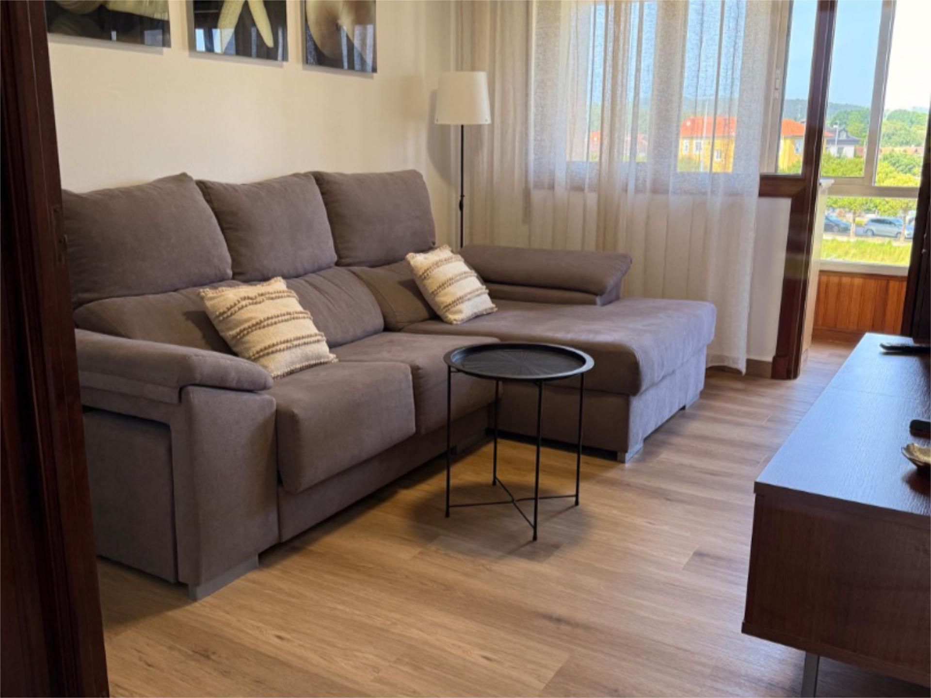 Sala d'estar de Apartament per a compartir en Torrelavega  amb Calefacció, Parquet i Terrassa