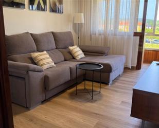Sala d'estar de Apartament per a compartir en Torrelavega  amb Calefacció, Parquet i Terrassa