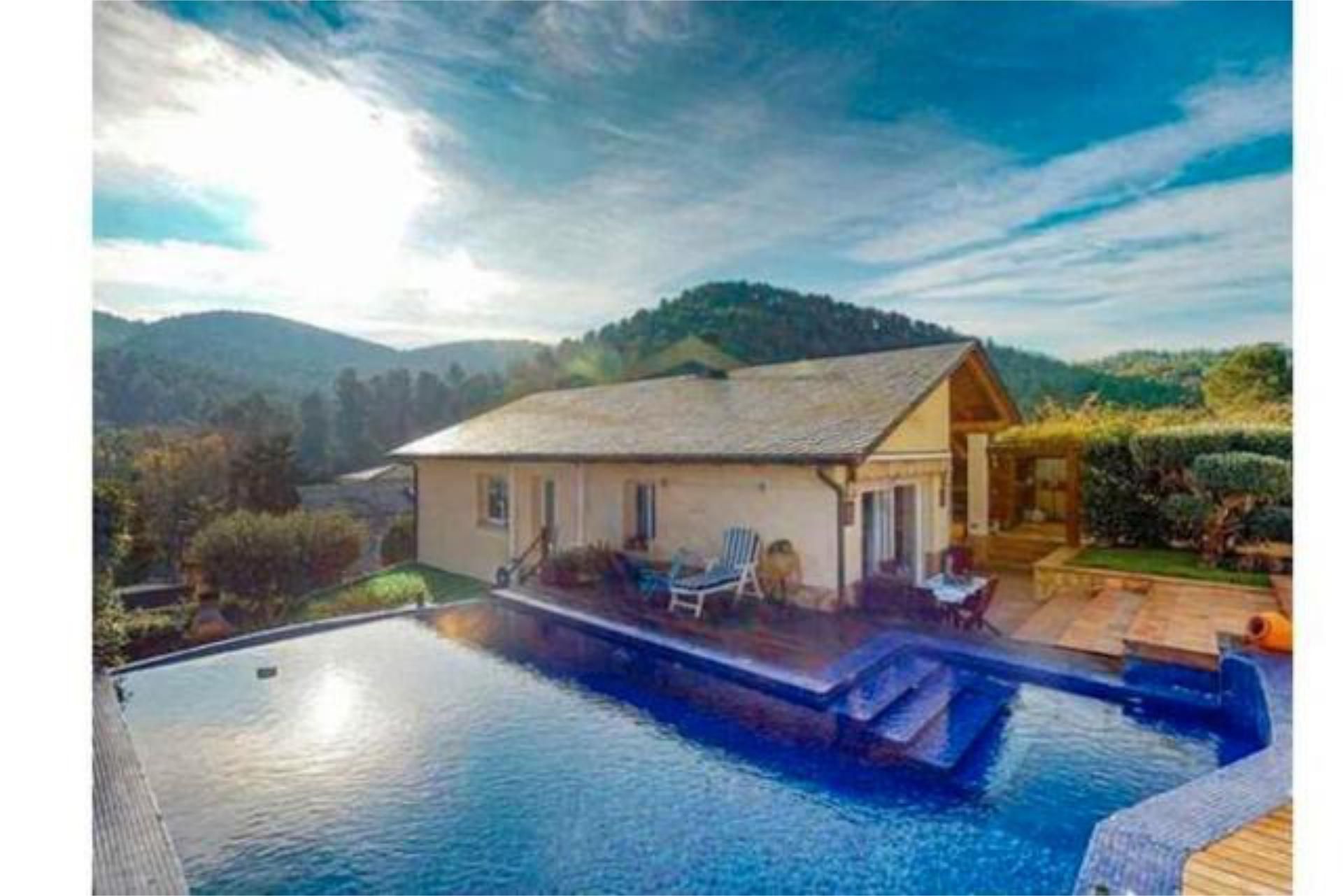 Piscina de Casa adosada en venda en Corbera de Llobregat