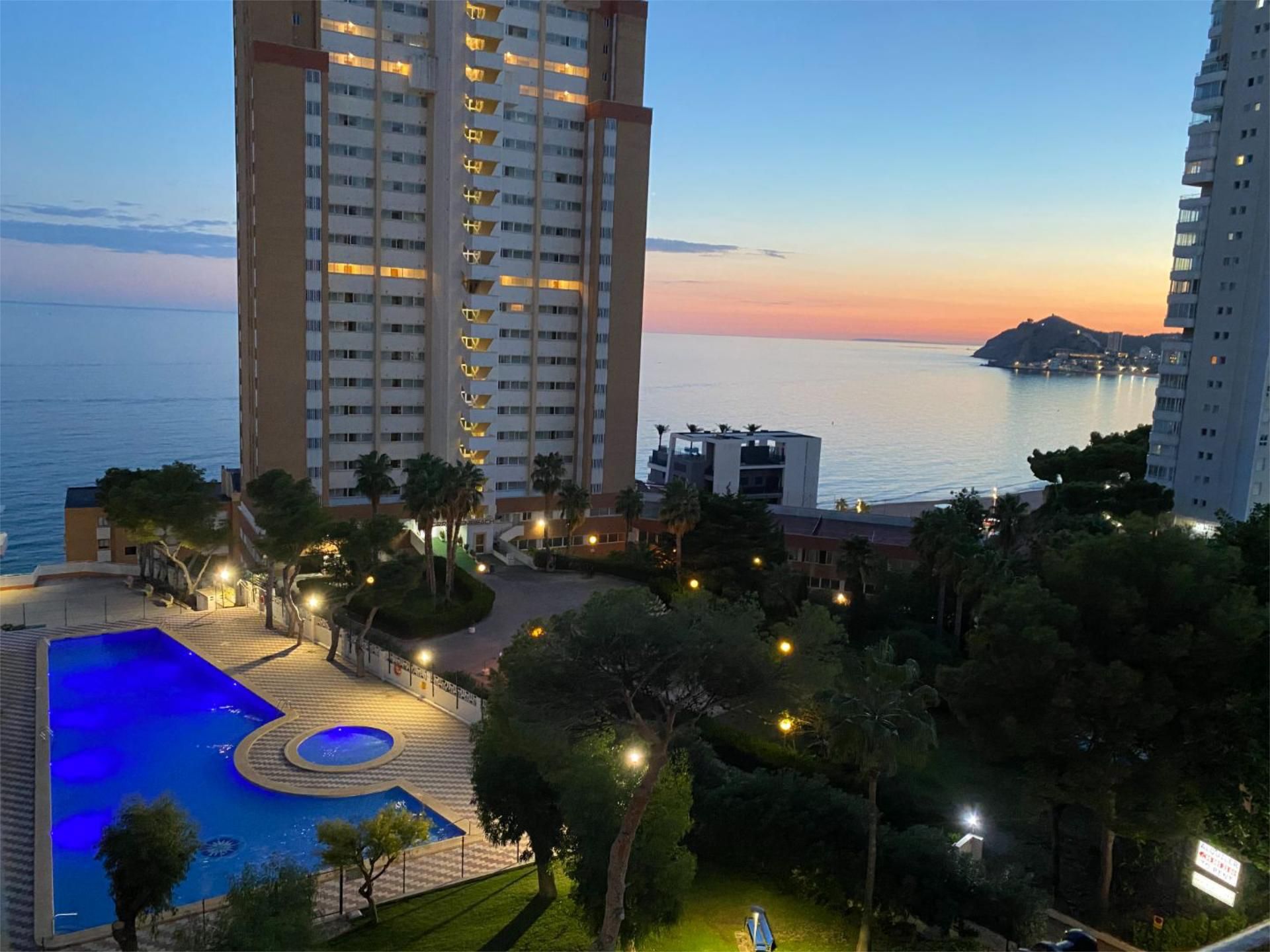 Dormitori de Pis de lloguer en Benidorm amb Jardí privat, Piscina i Moblat