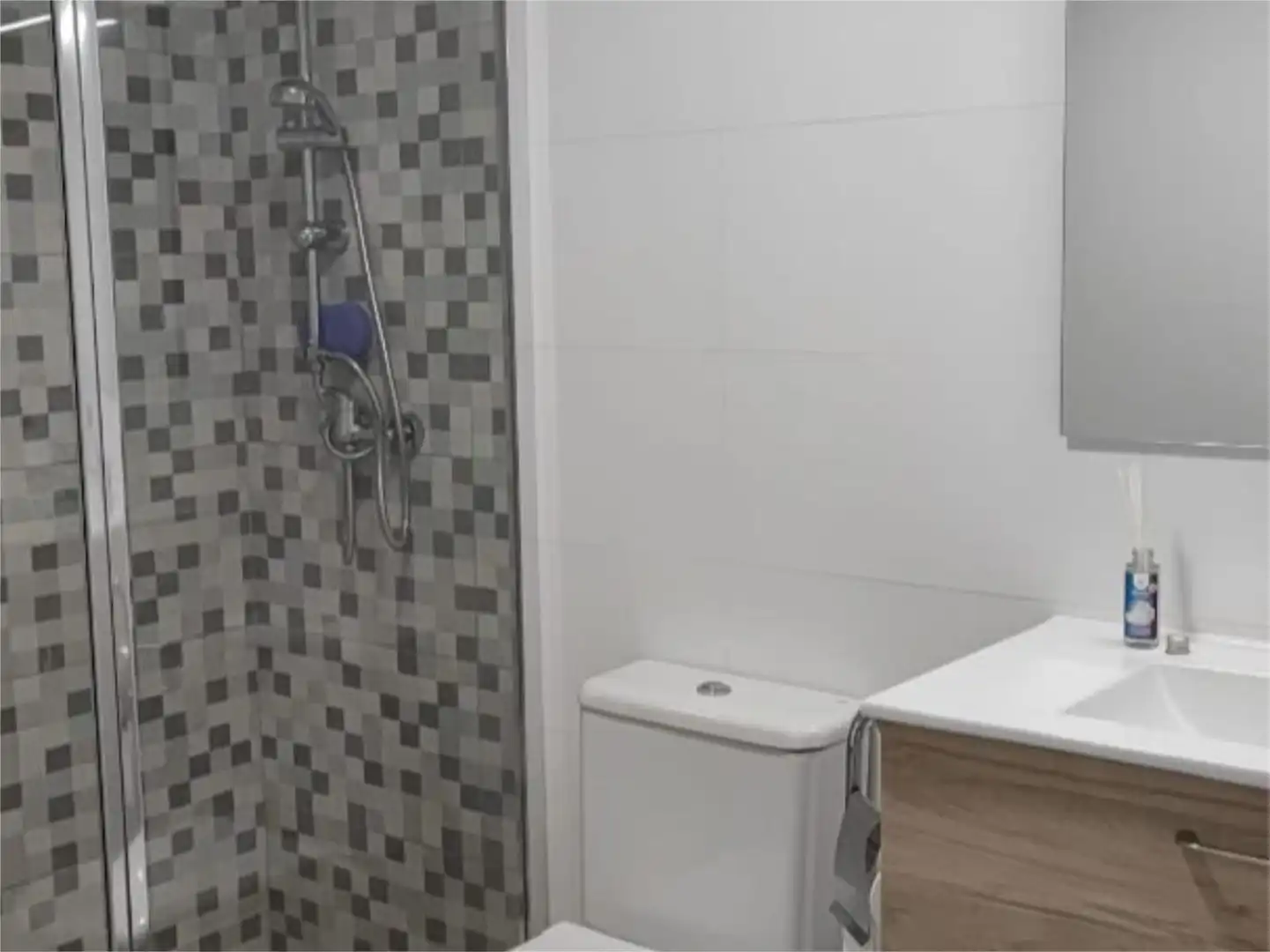 Baño de Piso de alquiler en Benidorm con Aire acondicionado, Calefacción y Jardín privado