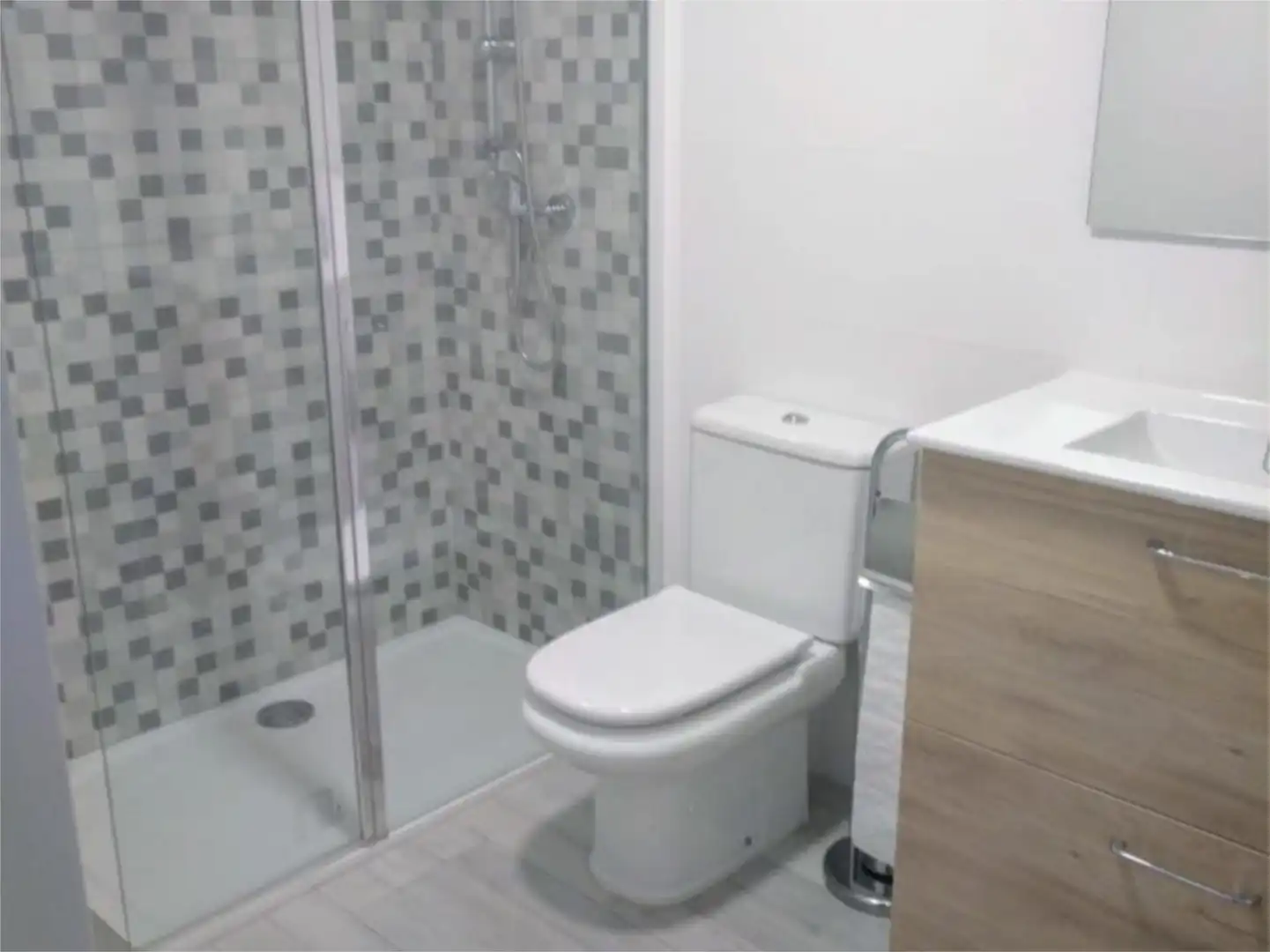 Baño de Piso de alquiler en Benidorm con Aire acondicionado, Calefacción y Jardín privado