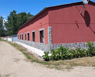 Vista exterior de Finca rústica en venda en Navalmoral de la Mata amb Aire condicionat, Calefacció i Jardí privat