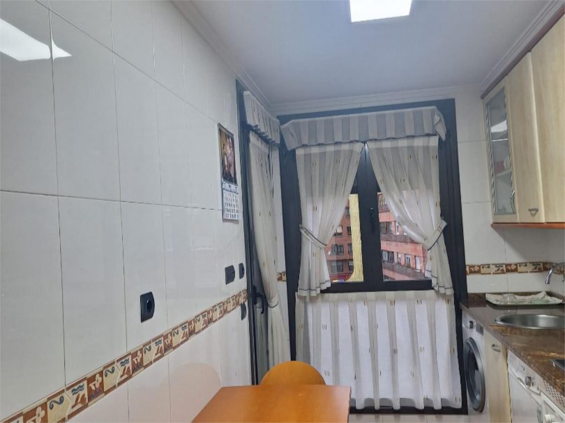 Bedroom of Flat to rent in Oviedo   with Heating, Private garden and Parquet flooring