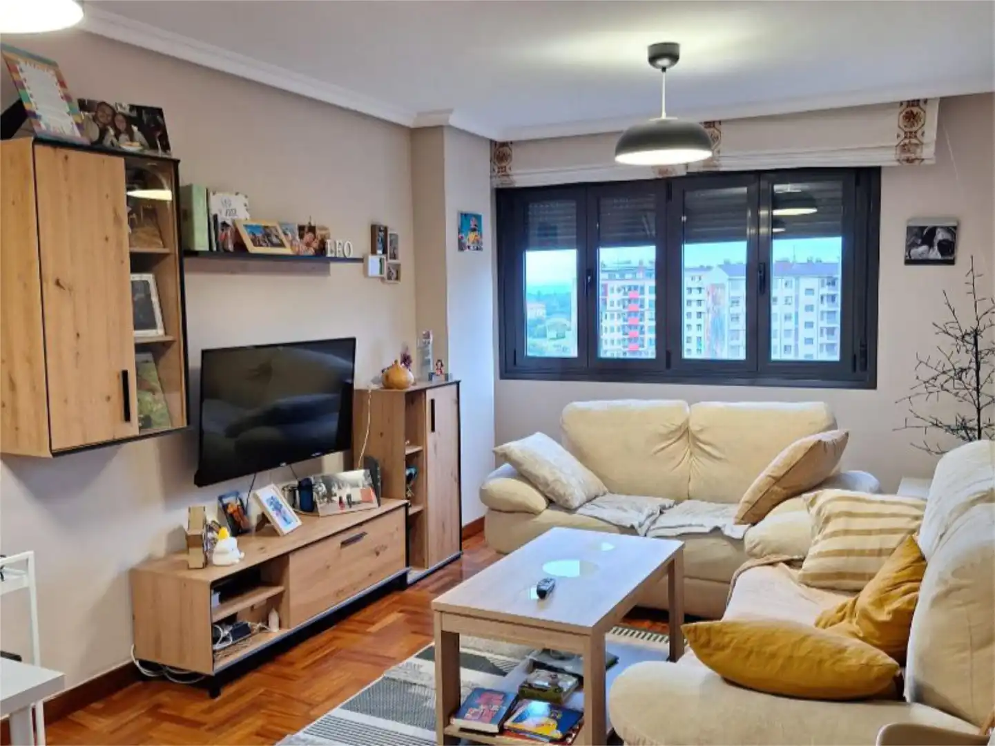 Wohnzimmer von Wohnung zur Miete in Oviedo  mit Heizung, Privatgarten und Parkett