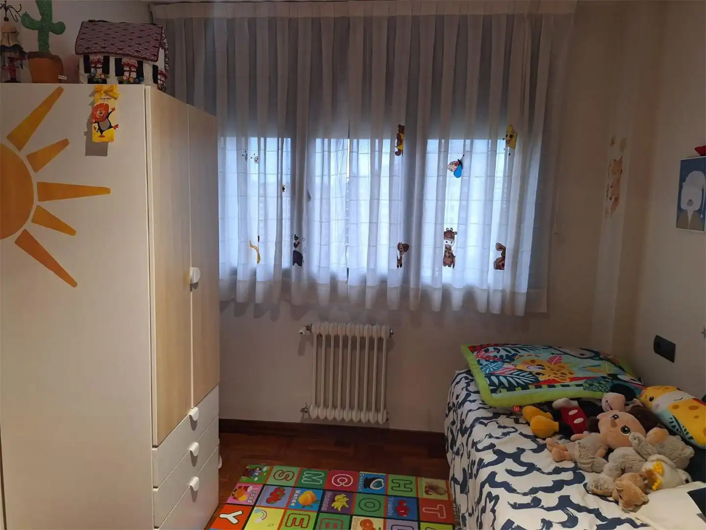 Schlafzimmer von Wohnung zur Miete in Oviedo  mit Heizung, Privatgarten und Parkett