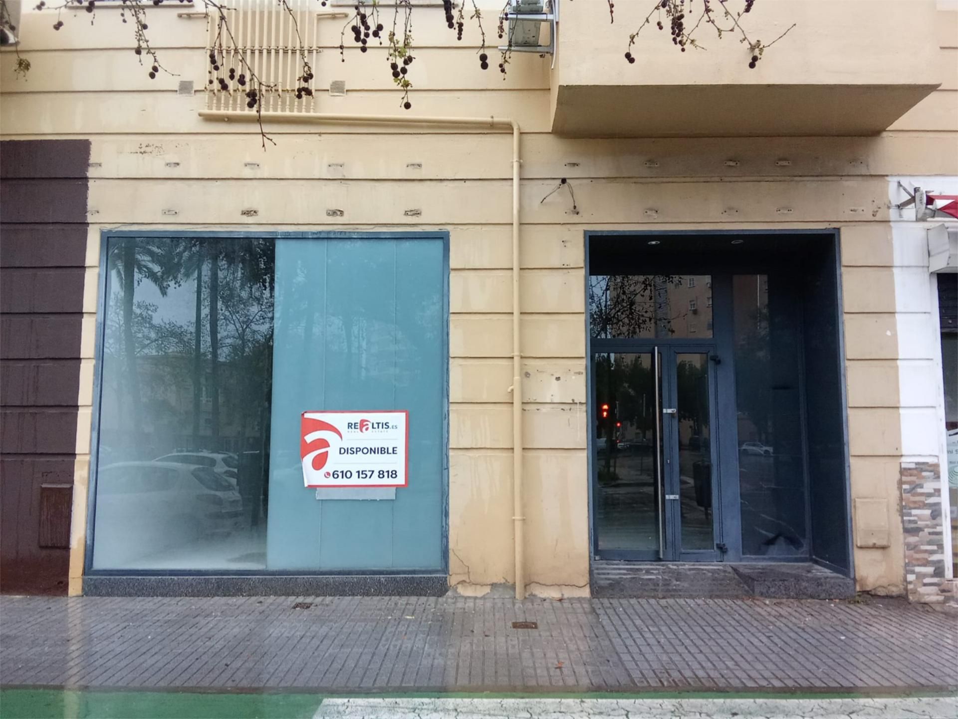 Vista exterior de Local en venda en  Sevilla Capital
