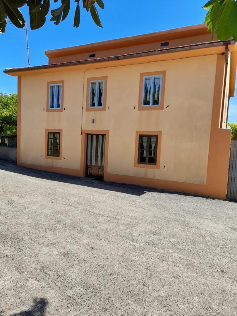 Vista exterior de Casa o xalet en venda en Touro amb Calefacció, Traster i Moblat