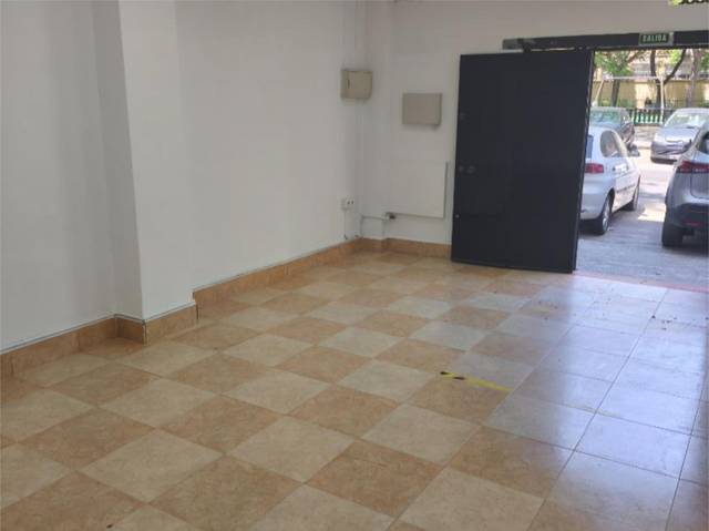 Local comercial en Alquiler en Calle Puerto de Envalira, 8 en Juan XXIII - Rochelambert