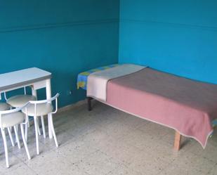 Dormitori de Apartament de lloguer en Oviedo  amb Rentadora, TV i Videoporter