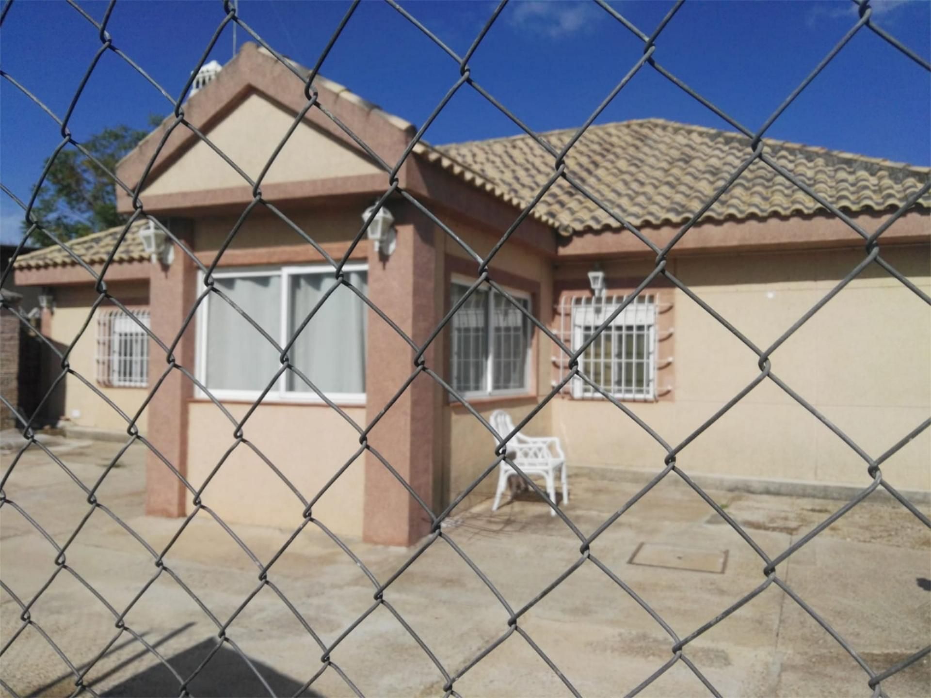 Vista exterior de Casa o xalet en venda en Dos Hermanas amb Aire condicionat