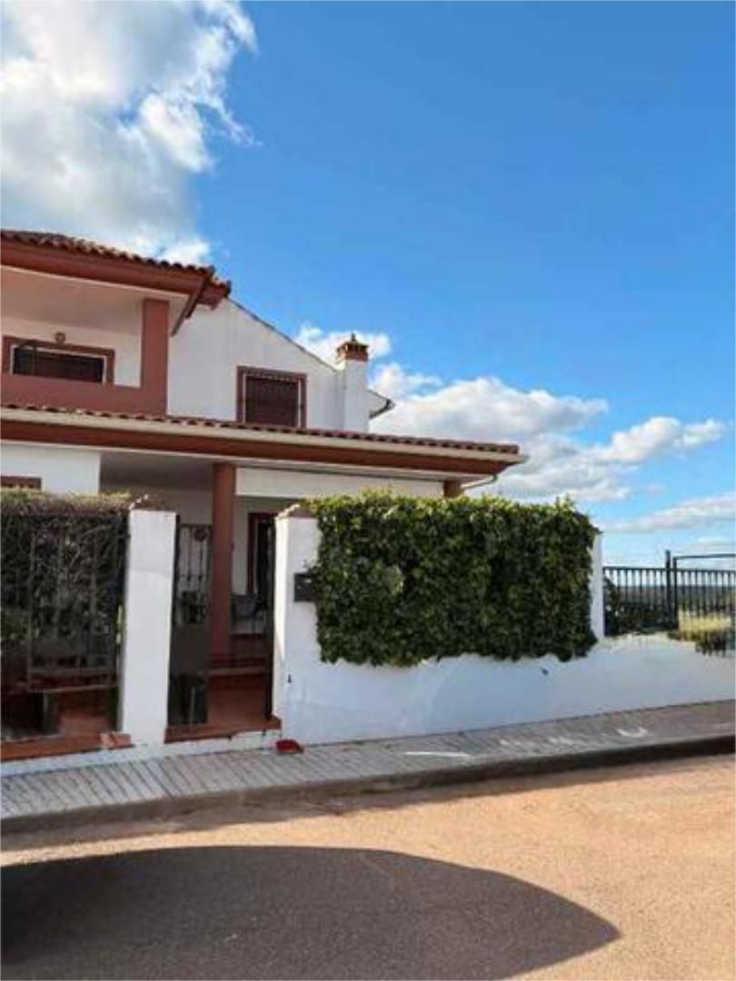 Vista exterior de Casa adosada en venda en Olivenza amb Calefacció, Terrassa i Piscina