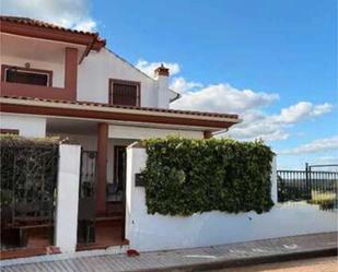 Vista exterior de Casa adosada en venda en Olivenza amb Calefacció, Terrassa i Piscina