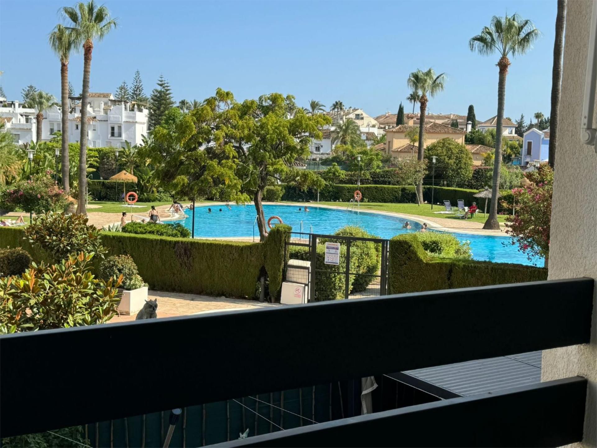 Piscina de Apartament de lloguer en Marbella amb Aire condicionat, Jardí privat i Terrassa