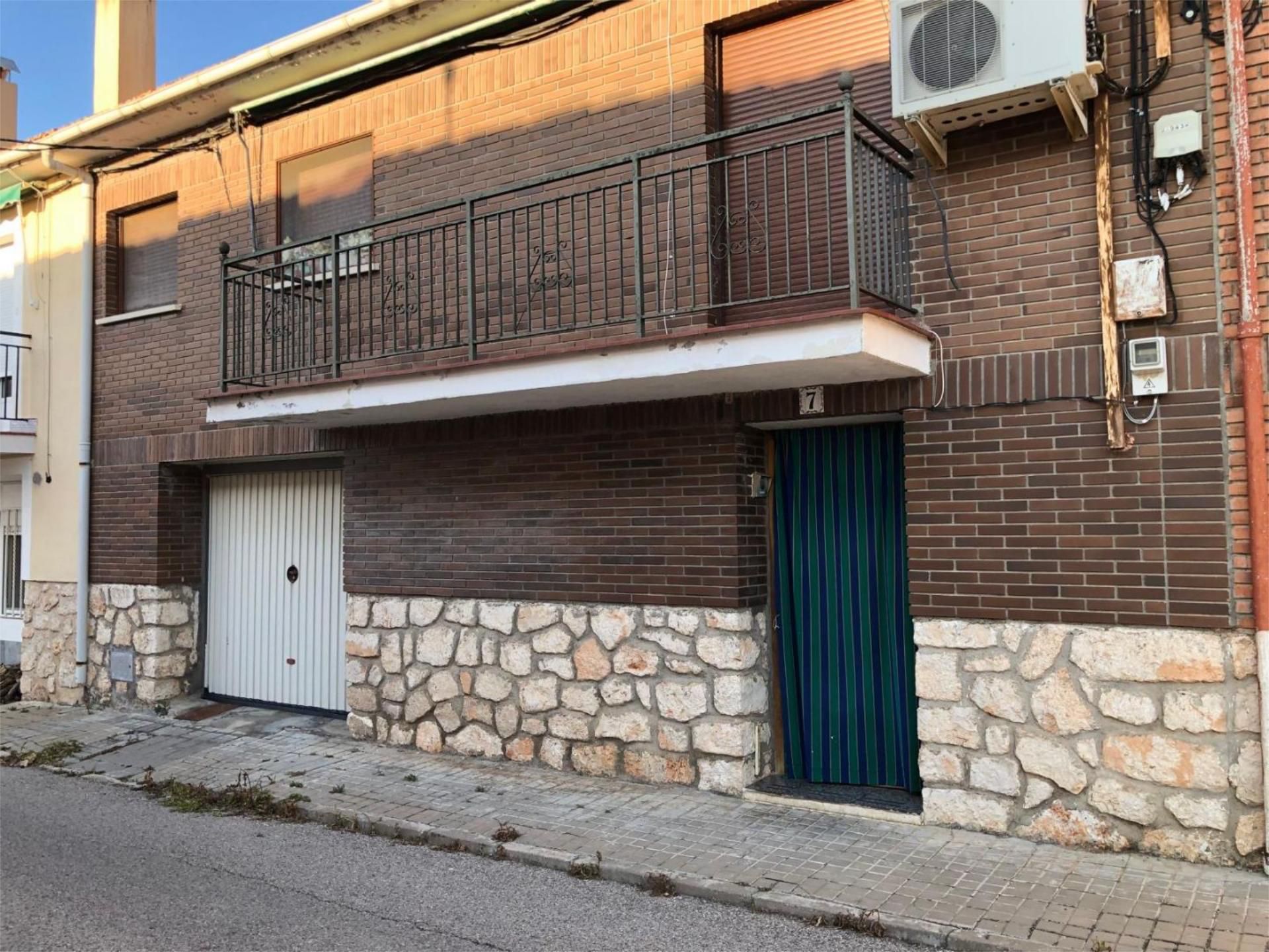 Exterior view of Single-family semi-detached for sale in Almonacid de Zorita  with Air Conditioner, Private garden and Terrace